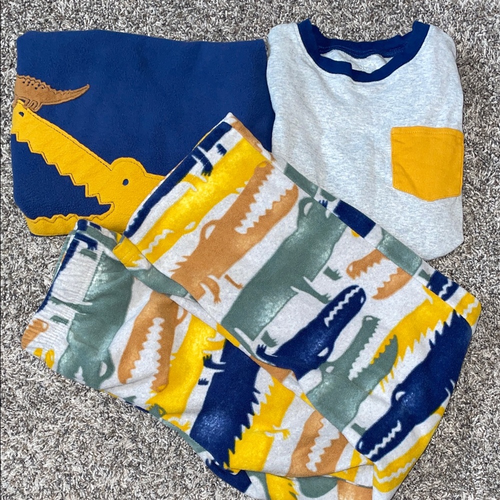 Boy’s Carter’s 3 Piece Fleece Pajama Set NWOT